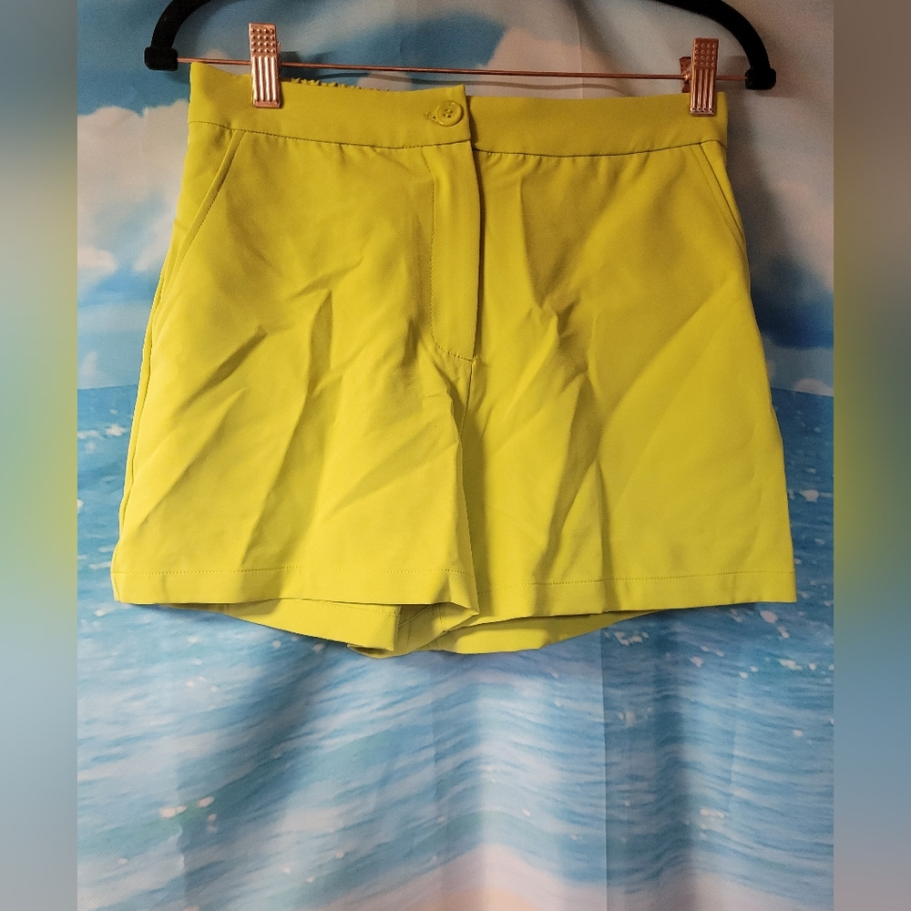 Sincerely Jules NWOT Womens Chartreuse Shorts Size Medium